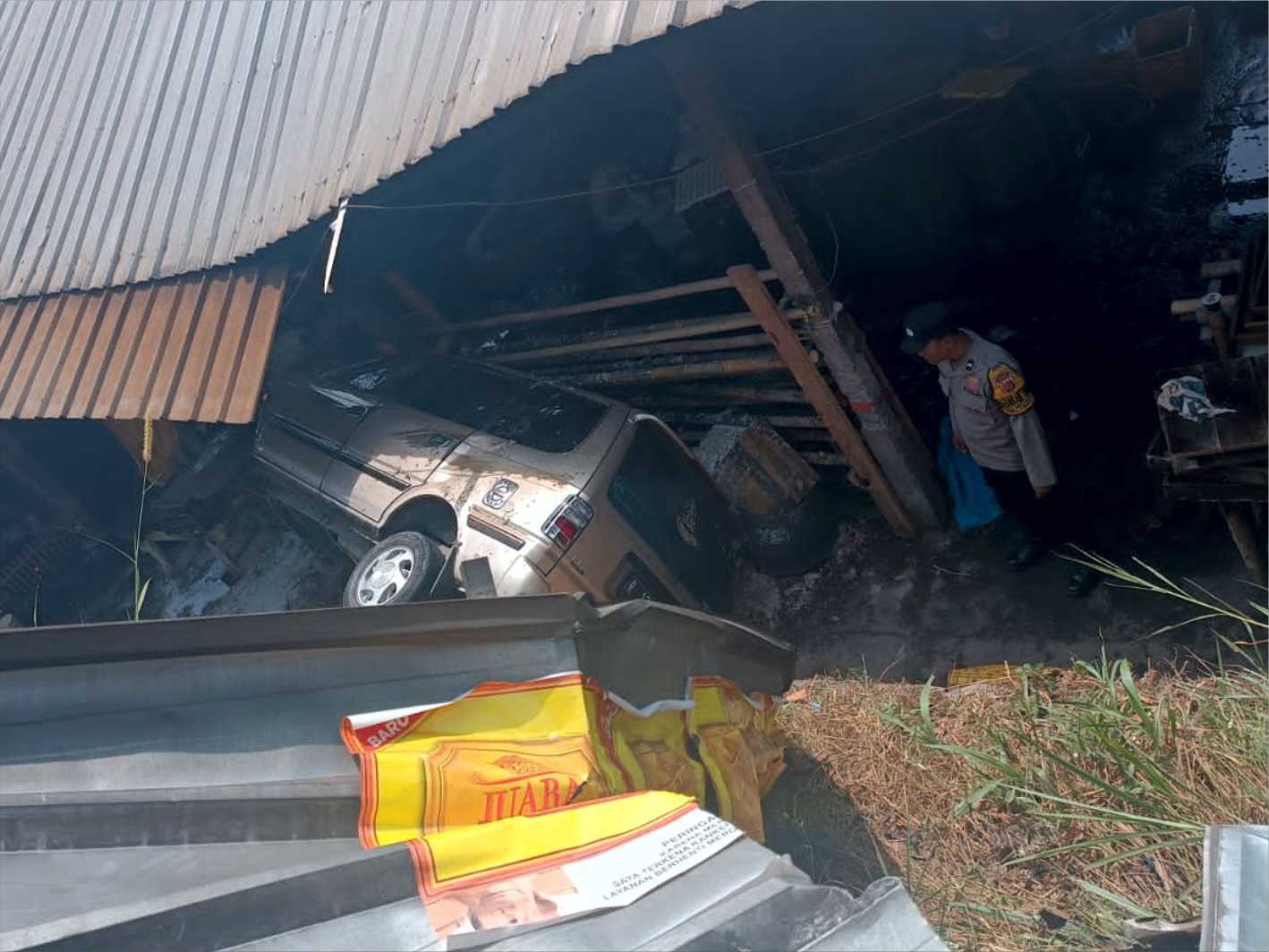 Minibus Tabrak Pabrik Tahu di Cibatu Garut , Tiga Orang Dilaporkan Alami Luka-luka